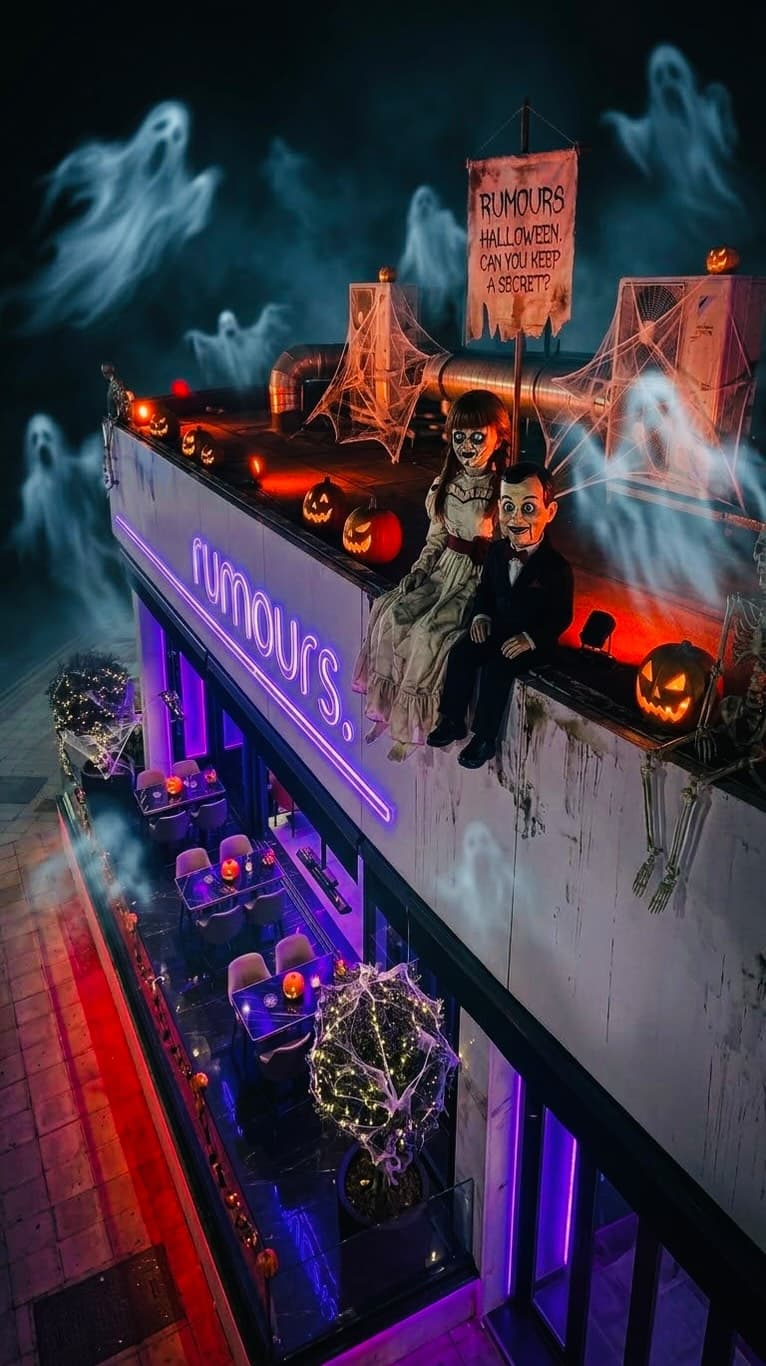 Διαφημιστικό εικαστικό Halloween του Rumours με κολοκύθες, φαντάσματα και την επιγραφή του χώρου